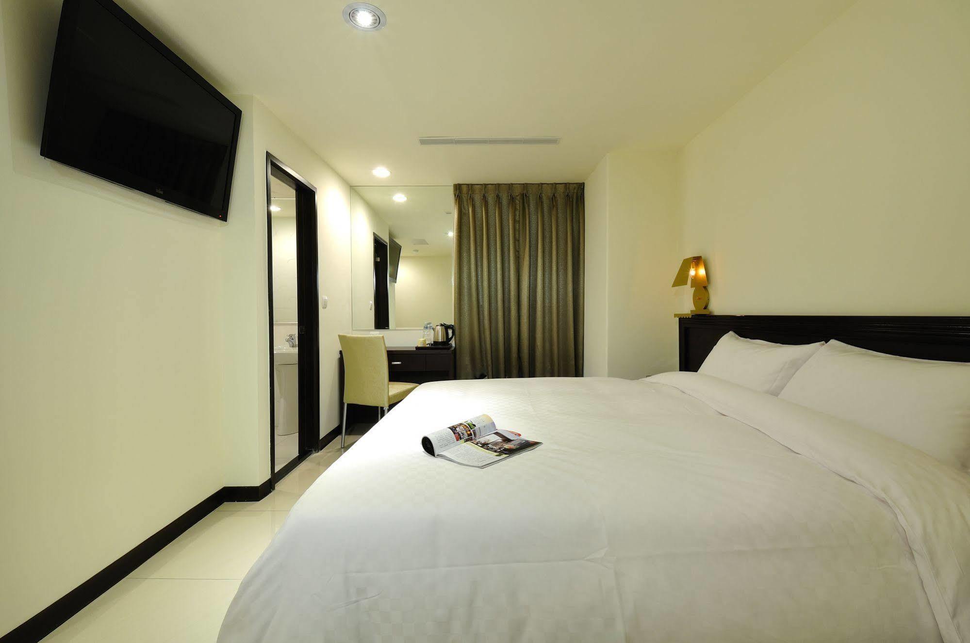 Bravo Hotel Taichung Exterior foto